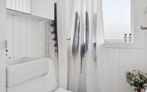 Thordgrim - 600M from the Sea: Blanco, Diseño De Interiores, Cortina De La Ducha, Textil, Cortina, Baño, Arreglo De Tubería, Piso, Suelo, Casa