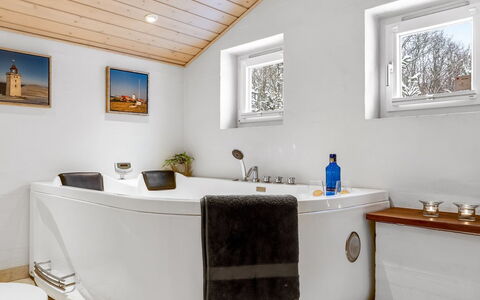 Valda - 1.5Km from the Sea: Bañera, Arreglo De Tubería, Diseño De Interiores, Piso, Baño, Suelo, Plomería, Grifo, Encendiendo, Casa