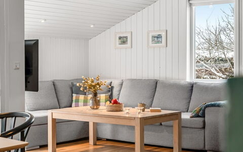Valda - 1.5Km from the Sea: Mueble, Piso, Suelo, Diseño De Interiores, Madera, Mesa, Sofá, Suelos De Madera, Sala, Mesa De Café