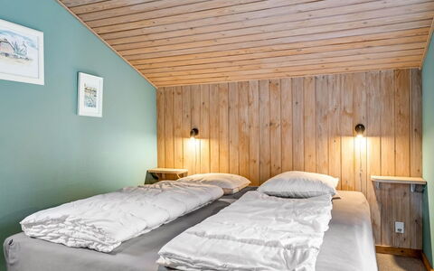 Valda - 1.5Km from the Sea: Cama, Diseño De Interiores, Habitación, Sábana, Lecho, Suelo, Piso, Madera, Techo, Mueble