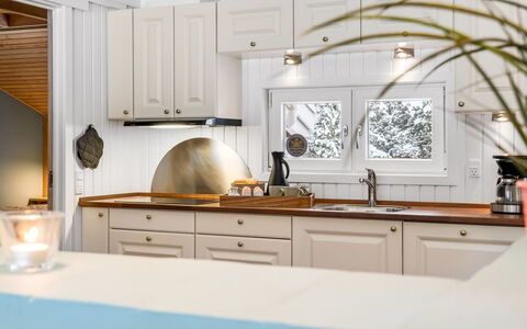 Valda - 1.5Km from the Sea: Diseño De Interiores, Madera, Mueble, Cocina, Techo, Piso, Encendiendo, Mostrador, Aparato De Cocina, Gabinetes