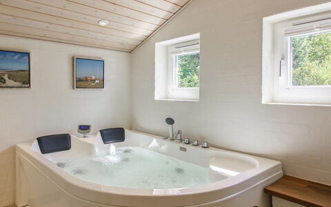 Valda - 1.5Km from the Sea: Bañera, Arreglo De Tubería, Baño, Piso, Diseño De Interiores, Techo, Suelo, Plomería, Grifo, Habitación