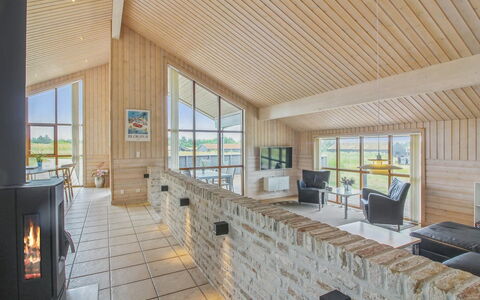 Ran - 1.5Km from the Sea: Madera, Casa, Porche, Cubierta, Madera Dura, Techo, Manchas De Madera, Suelos De Madera, Eco Hotel
