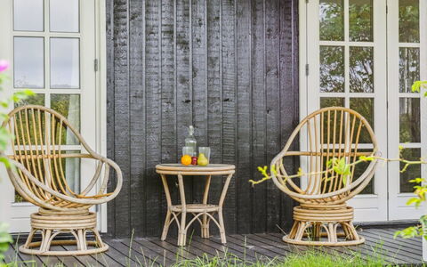 Lazorka - 200M from the Sea: Hierba, Verde, Casa, Cabaña, Pradera, Área Rural, Ecorregión, Paisaje, El Terreno Del Lote, Arbusto