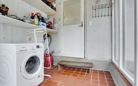Hendrina - 500M from the Sea: Lavadora, Electrodoméstico, Piso, Suelo, Cuarto De Lavado, Secadora De Ropa, Habitación, Techo, Electrodoméstico, Rueda De Bicicleta
