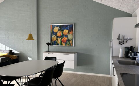 Esger - 900M from the Sea: Techo, Piso, Diseño De Interiores, Suelo, Material Compuesto, Mueble, Recurso, Hotel, Diseño, La Luz Del Día