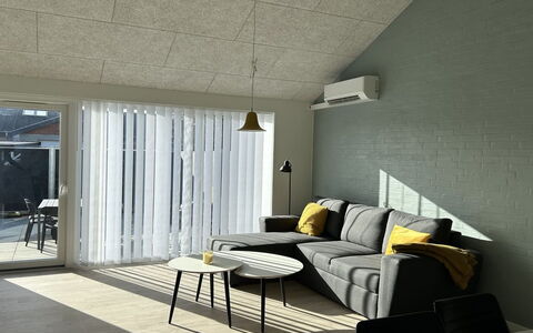 Esger - 900M from the Sea: Techo, Piso, Diseño De Interiores, Suelo, Material Compuesto, Mueble, Recurso, Hotel, Diseño, La Luz Del Día