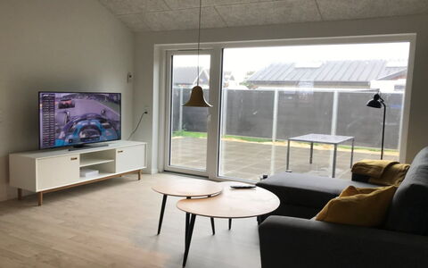 Esger - 900M from the Sea: Techo, Piso, Diseño De Interiores, Suelo, Material Compuesto, Mueble, Recurso, Hotel, Diseño, La Luz Del Día