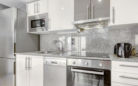 Cap Blanc: Mostrador, Gabinetes, Propiedad, Edificio, Estufa De Cocina, Aparato De Cocina, Cocina, Lavabo, Vajilla, Estufa