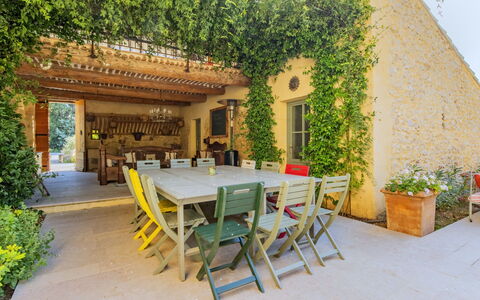 Le Mas de Marius: Planta, Mesa, Mueble, Propiedad, Edificio, Silla, Maceta, Mesa Al Aire Libre, Sombra, Puerta