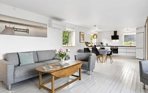 Henric - 500M from the Sea: Techo, Piso, Diseño De Interiores, Suelo, Material Compuesto, Mueble, Recurso, Hotel, Diseño, La Luz Del Día