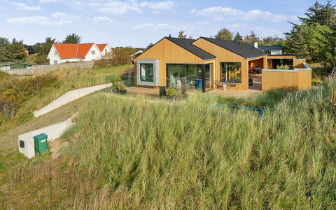 Bena - 800M from the Sea: Mueble, Diseño De Interiores, Silla, Piso, Mesa, Recurso, Suelo, Techo, Habitación, Eco Hotel