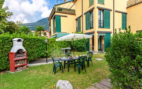 La Finestra sul Lago: Planta, Propiedad, Edificio, Ventana, Cielo, Nube, Mesa, Verde, El Terreno Del Lote, Silla