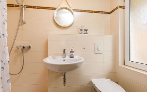 Fischerbungalow: Lavabo Del Baño, Arreglo De Tubería, Propiedad, Lavabo, Grifo, Blanco, Baño, Púrpura, Diseño De Interiores, Edificio