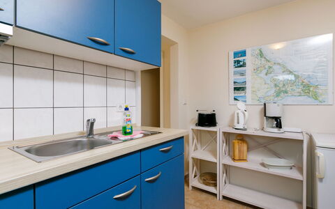 Fischerbungalow: Gabinetes, Propiedad, Lavabo, Fregadero, Mueble, Edificio, Mostrador, Grifo, Azur, Azul
