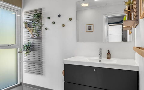 Hoat - 300M from the Sea: Lavabo Del Baño, Lavabo, Arreglo De Tubería, Diseño De Interiores, Mueble De Baño, Piso, Grifo, Suelo, Espejo, Baño