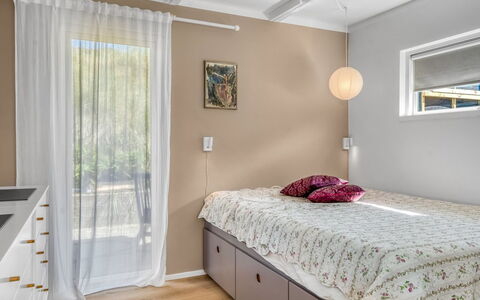 Hoat - 300M from the Sea: Mueble, Diseño De Interiores, Cama, Habitación, Piso, Pared, Suelo, Madera, Techo, Habitación