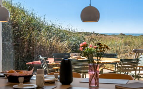 Hoat - 300M from the Sea: Mueble, Mesa, Silla, Cocina Y Comedor Mesa, Mesa Al Aire Libre, Mueble Para Exteriores, Restaurante, Mesa De Café, Utensilios Para Servir, Comedor