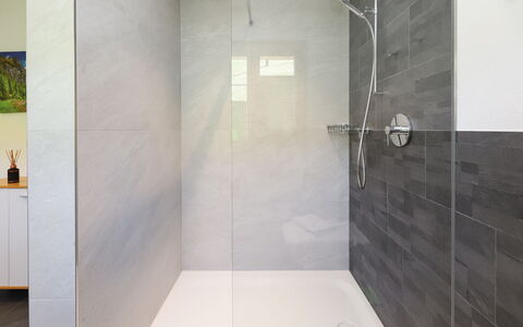 Chalet Engelshüs: Piso, Baño, Suelo, Arreglo De Tubería, Diseño De Interiores, Loseta, Plomería, Material Compuesto, Alcachofa De La Ducha, Ducha