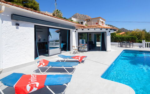 Estrella Azul: Cielo, Agua, Propiedad, Mueble, Azul, Piscina, Mueble Para Exteriores, Sombra, Ventana, Silla