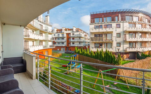Foka: Edificio, Nube, Cielo, Tiempo De Día, Propiedad, Planta, Ventana, Diseño Urbano, Condominio, Librero