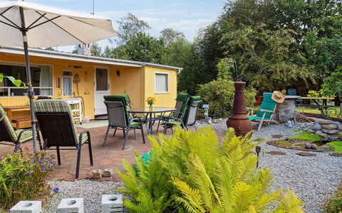Aslak - 600M from the Sea: Techo, Casa, Puerta, Cabaña, Sombra, Vía Muerta, Yarda, Inmuebles, Patio Interior