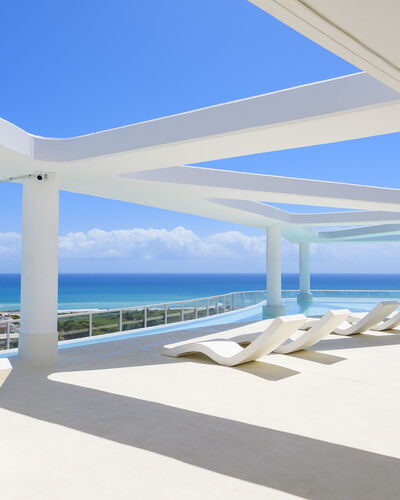 Gran Canet: Cielo, Edificio, Azur, Sombra, Mueble Para Exteriores, Casa, Diseño De Interiores, Madera, Sunlounger, Diseño Urbano