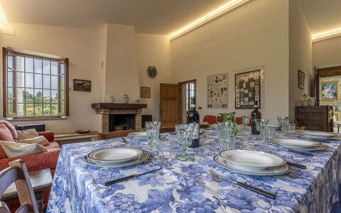 Casa Di Luca, Pool, Castelnuovo Berardenga: Mesa, Mueble, Propiedad, Silla, Marco, Edificio, Azur, Ventana, Manteles, Diseño De Interiores