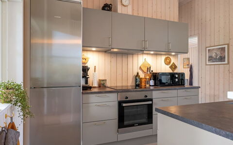 Annvy - 400M from the Sea: Cocina, Aparato De Cocina, Mostrador, Piso, Gabinetes, Electrodoméstico, Madera, Diseño De Interiores, Mueble, Suelo