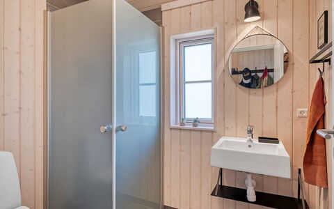 Annvy - 400M from the Sea: Pared, Madera, Piso, Suelo, Diseño De Interiores, Arreglo De Tubería, Techo, Habitación, Baño, Plomería