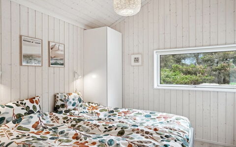 Annvy - 400M from the Sea: Madera, Habitación, Diseño De Interiores, Techo, Piso, Suelo, Sábana, Cama, Habitación, Linos