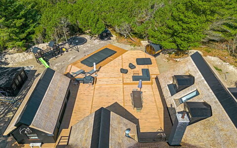 Hejdie - 750M from the Sea: Techo, Piso, Diseño De Interiores, Suelo, Material Compuesto, Mueble, Recurso, Hotel, Diseño, La Luz Del Día