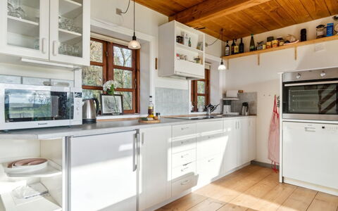 Thana - 8Km from the Sea: Cocina, Aparato De Cocina, Mostrador, Mueble, Gabinetes, Diseño De Interiores, Electrodoméstico, Piso, Madera, Techo