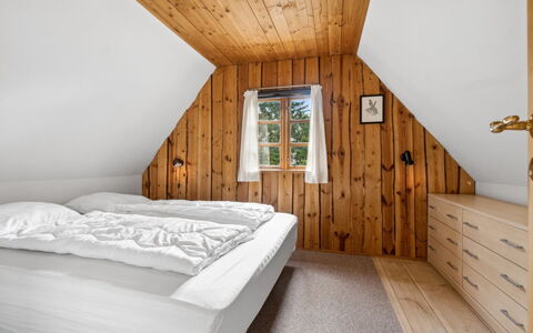Thana - 8Km from the Sea: Madera, Diseño De Interiores, Habitación, Techo, Cama, Suelo, Piso, Casa, Casa, Mueble