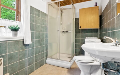 Thana - 8Km from the Sea: Piso, Arreglo De Tubería, Diseño De Interiores, Lavabo Del Baño, Suelo, Baño, Lavabo, Madera, Techo, Grifo