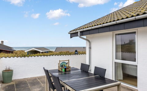 Hilmer - 180M from the Sea: Casa, Puerta, Sombra, Silla, Balcón, La Luz Del Día, Porche, Mueble Para Exteriores, Cubierta, Villa