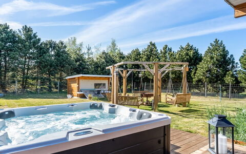 Vicktoria - 1.5Km from the Sea: Eco Hotel, Sombra, Manchas De Madera, Recurso, Piscina, Madera Dura, Diseño, Cubierta, Yarda