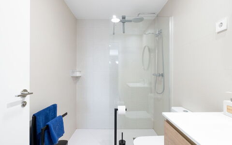 Sunrise Tower: Baño, Diseño De Interiores, Pared, Piso, Arreglo De Tubería, Suelo, Lavabo Del Baño, Mueble De Baño, Lavabo, Grifo