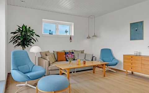 Yakari - 1Km from the Sea: Mueble, Diseño De Interiores, Piso, Suelo, Suelos De Madera, Sofá, Madera, Sala, Mesa, Silla