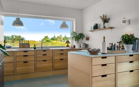 Yakari - 1Km from the Sea: Madera, Gabinetes, Cocina, Mueble, Piso, Mostrador, Cajón, Suelo, Aparato De Cocina, Alacena
