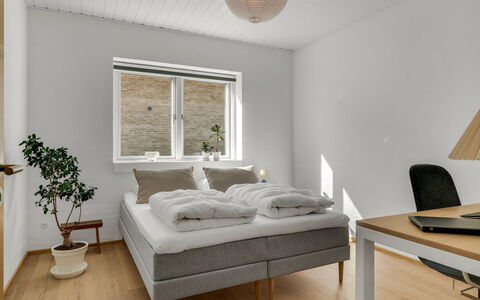 Yakari - 1Km from the Sea: Madera, Diseño De Interiores, Techo, Piso, Suelo, Habitación, Cama, Habitación, Mueble, Departamento