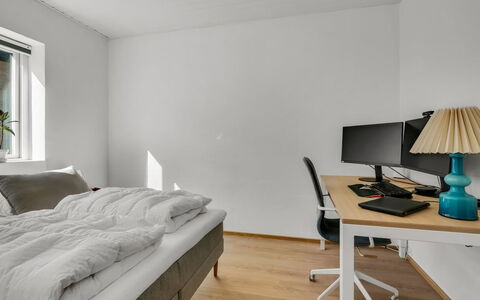 Yakari - 1Km from the Sea: Diseño De Interiores, Madera, Habitación, Piso, Suelo, Techo, Cama, Mueble, Habitación, Marco De La Cama