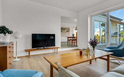 Yakari - 1Km from the Sea: Piso, Diseño De Interiores, Suelo, Madera, Mueble, Suelos De Madera, Techo, Casa, Encendiendo, Sala