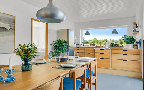 Yakari - 1Km from the Sea: Mueble, Diseño De Interiores, Madera, Cocina, Mostrador, Techo, Piso, Gabinetes, Lámpara, Mesa