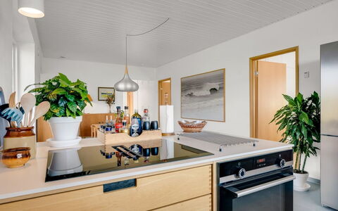 Yakari - 1Km from the Sea: Cocina, Mostrador, Diseño De Interiores, Mueble, Aparato De Cocina, Madera, Techo, Electrodoméstico, Gabinetes, Piso