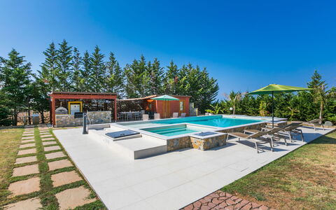 Villa della Duna: Cielo, Planta, Árbol, Sombra, Piscina, Mueble Para Exteriores, Diseño Urbano, Casa, Paisaje, Hierba