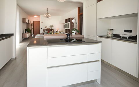 Marì: Gabinetes, Mostrador, Edificio, Propiedad, Aparato De Cocina, Madera, Estufa De Cocina, Cocina, Diseño De Interiores, Electrodoméstico