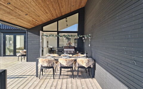 Alea - 800M from the Sea: Mueble, Diseño De Interiores, Piso, Madera, Suelo, Techo, Suelos De Madera, Silla, Mesa, Encendiendo