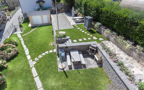 Loft Lepontica: Agua, Cielo, Piscina, Planta, Azur, Azul, Árbol, Mueble Para Exteriores, Edificio, Sombra