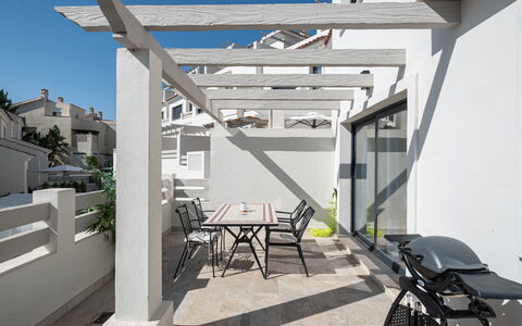 Campanario Townhouse: Propiedad, Edificio, Mueble, Cielo, Mesa, Silla, Sombra, Madera, Porche, Piso